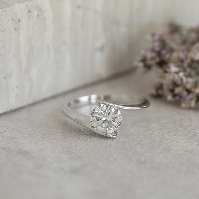 Weißgoldener Schlagring mit Diamant 18 Karat