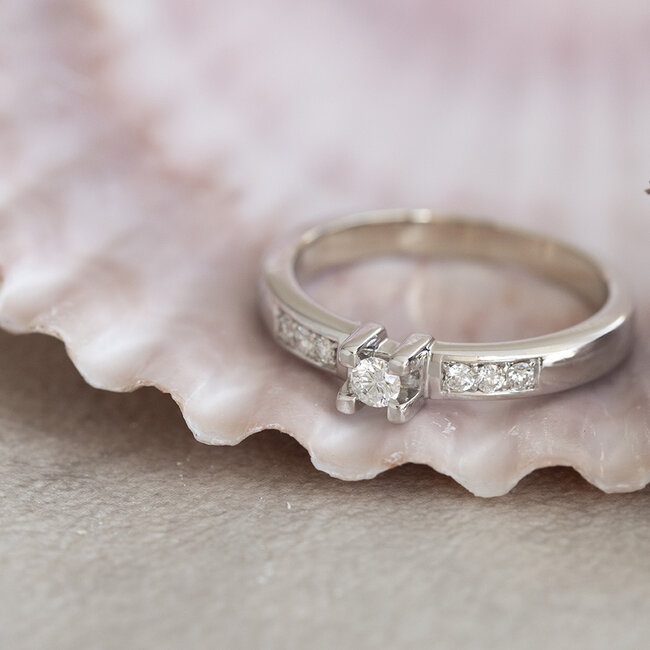 Weißgoldener Ring mit Diamant 14 Karat