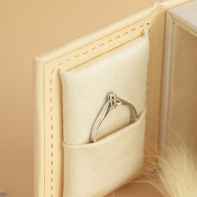 Weißgoldener Solitärring mit Diamant 14 Karat *neu