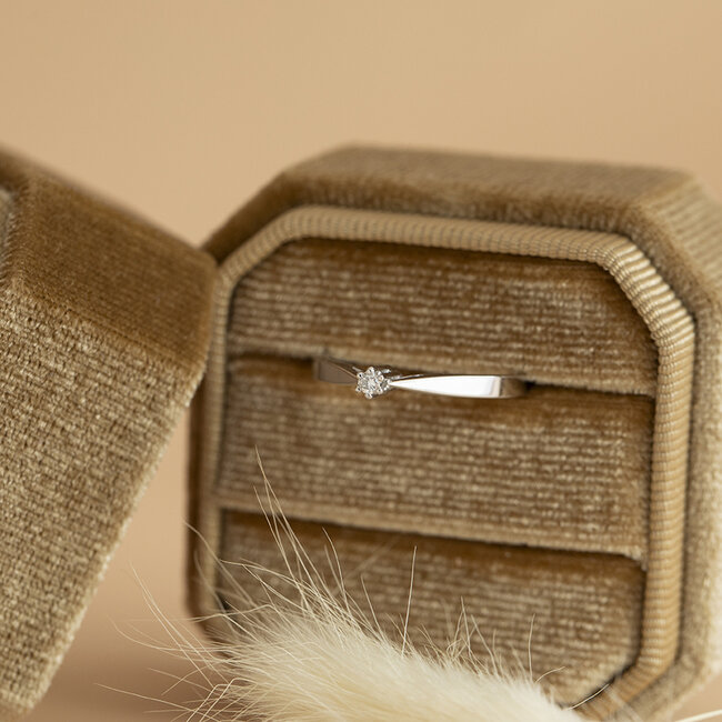 Weißgoldener Solitärring mit Diamant 14 Karat *neu