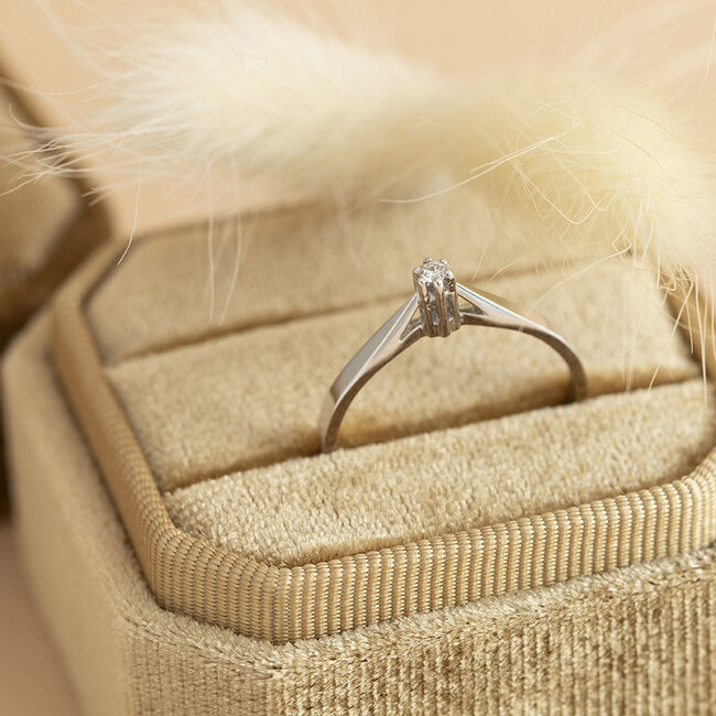 Weißgoldener Solitärring mit Diamant 14 Karat *neu