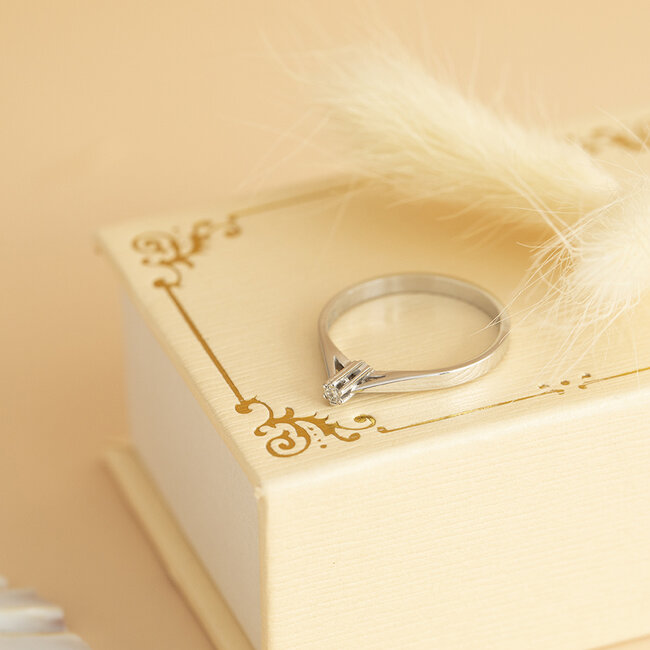 Weißgoldener Solitärring mit Diamant 14 Karat *neu