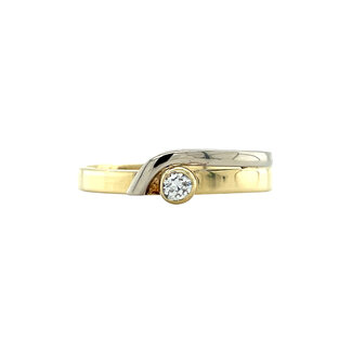 Gold ring with zirconia