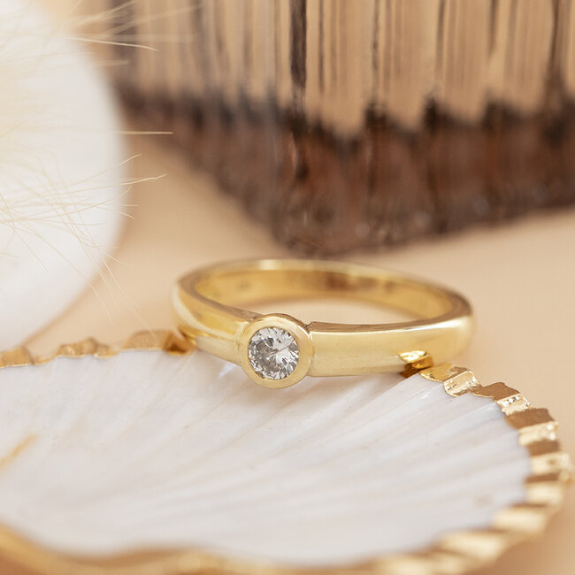 Goldener Solitärring mit Diamant 18 Karat