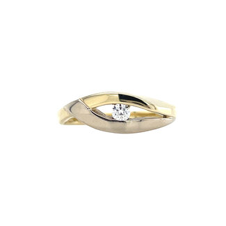 Gold ring with zirconia