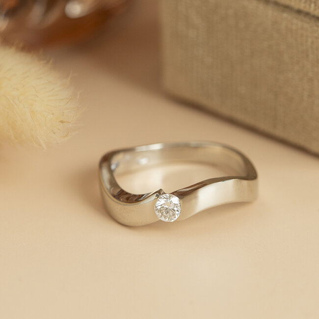 White gold ring with diamond 14 karat