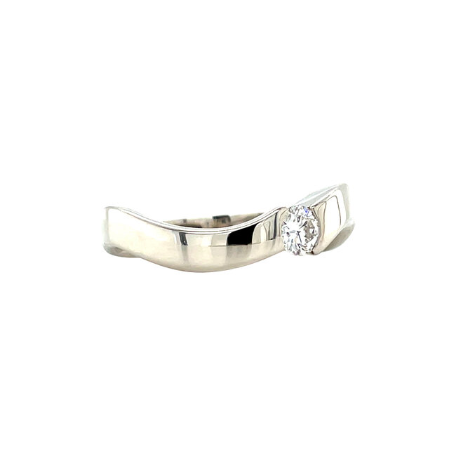 White gold ring with diamond 14 karat