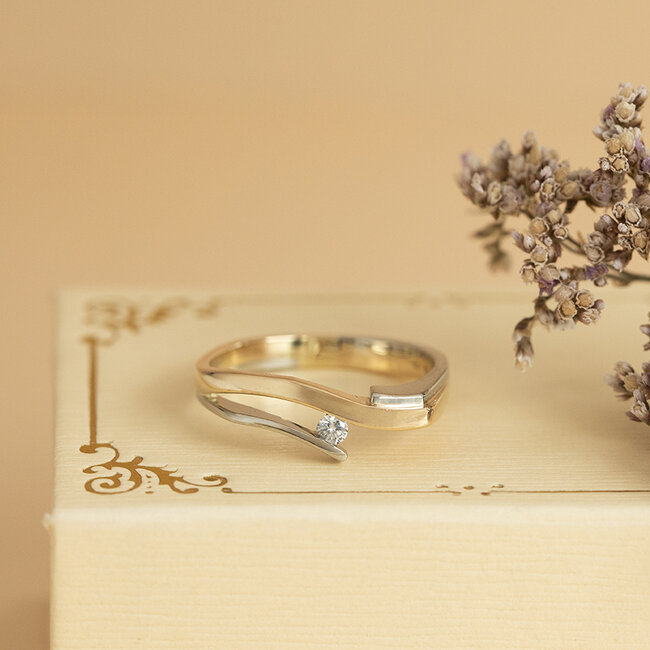 Goldener Ring mit Diamant 14 Karat