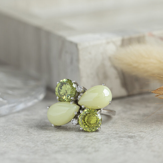 White gold ring with green gemstone and diamond 18 kt