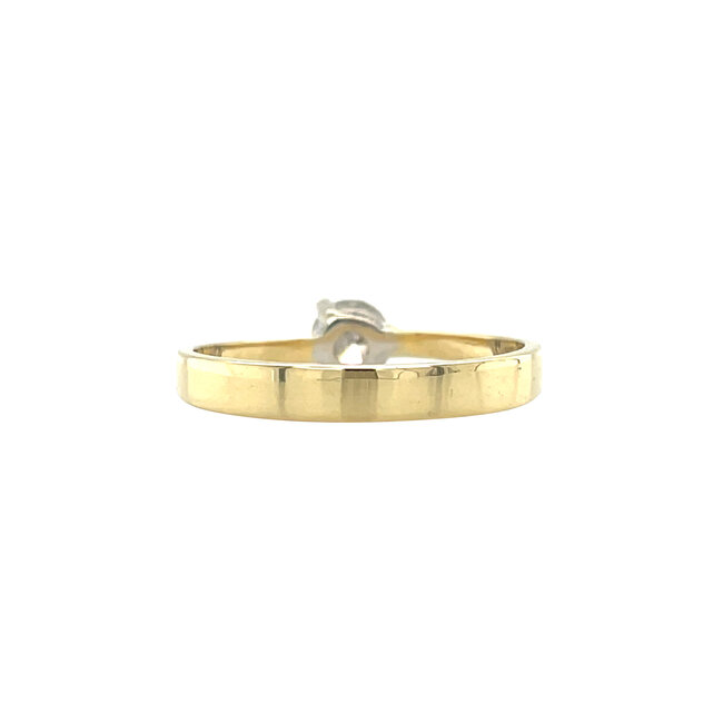 Goldener Ring mit Diamant 18 Karat