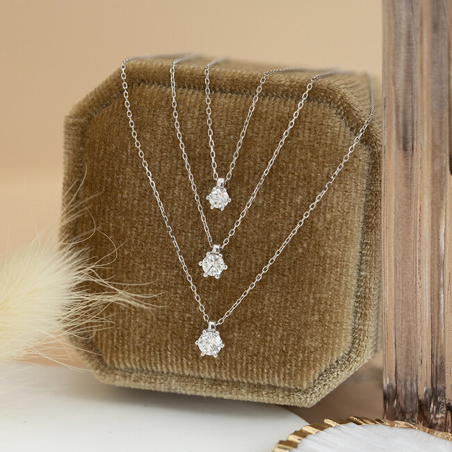 Gouden solitair collier met diamant 14 krt