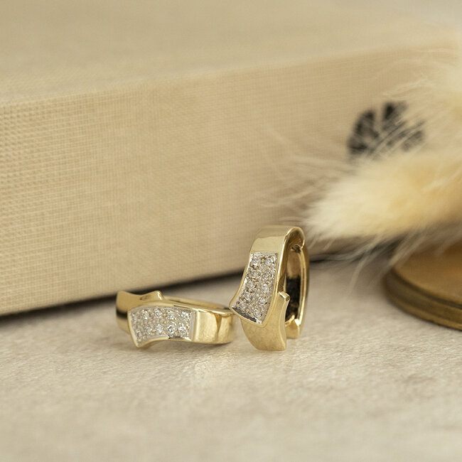 Gouden klapcreolen met diamant 14 karaat