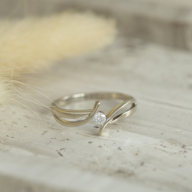 Witgouden slagring met diamant 14 karaat