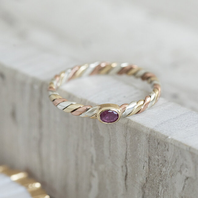 Trikolor-Ring mit Rubin 8 Karat