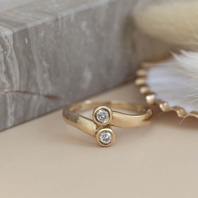 Gouden slagring met diamant 14 karaat