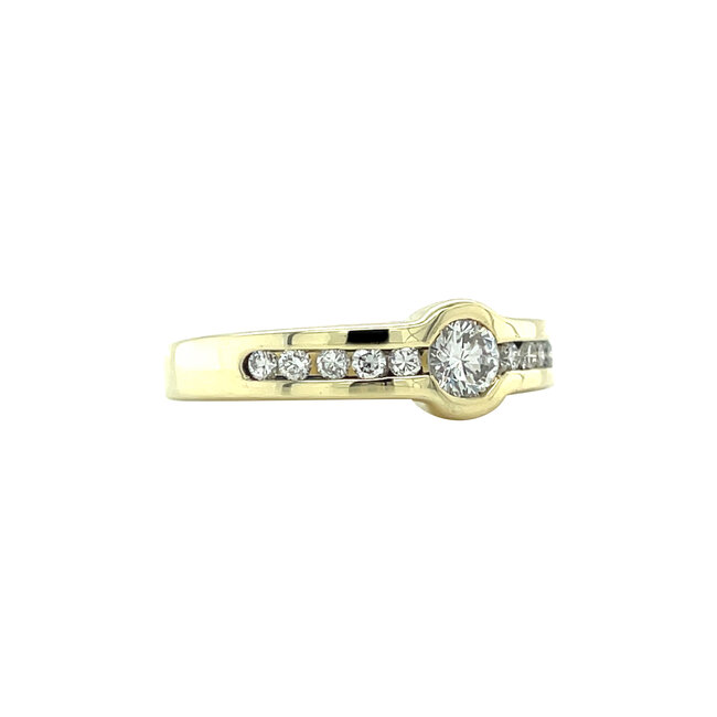 Goldener Ring mit Diamant 14 Karat