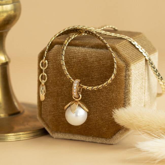 Goldener Anhänger mit Perle und Diamant 14 Karat