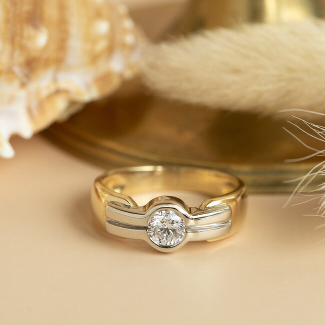 Goldener Ring mit Diamant 18 Karat