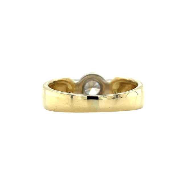 Goldener Ring mit Diamant 18 Karat