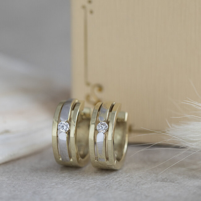 Gouden klapcreolen met zirkonia 14 karaat