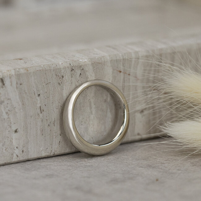 Weißgoldener glatter Ring 14 Karat