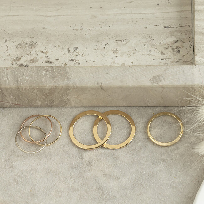 Goldener glatter (Steck-)Ring 18 Karat