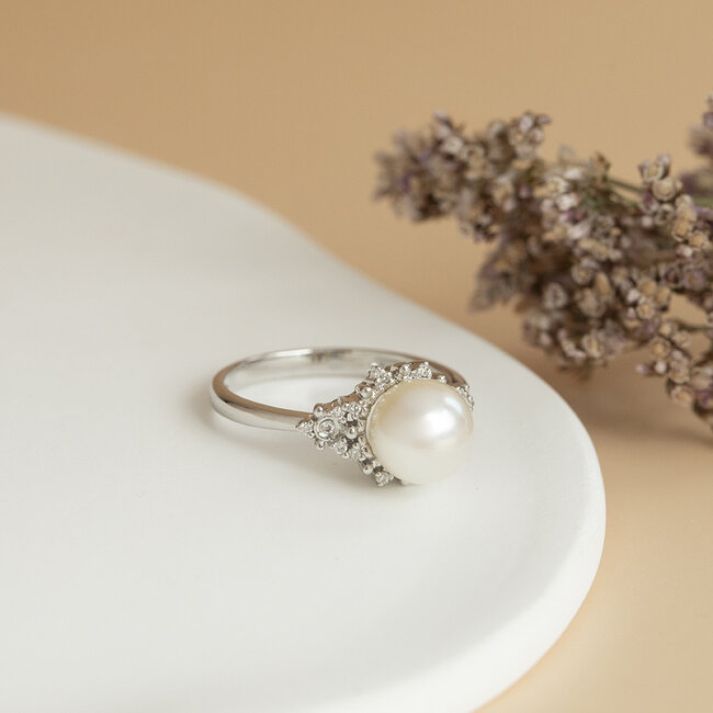 White gold ring with pearl and diamond 14 karat