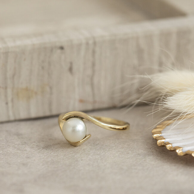 Gold hammered ring with pearl 14 karat