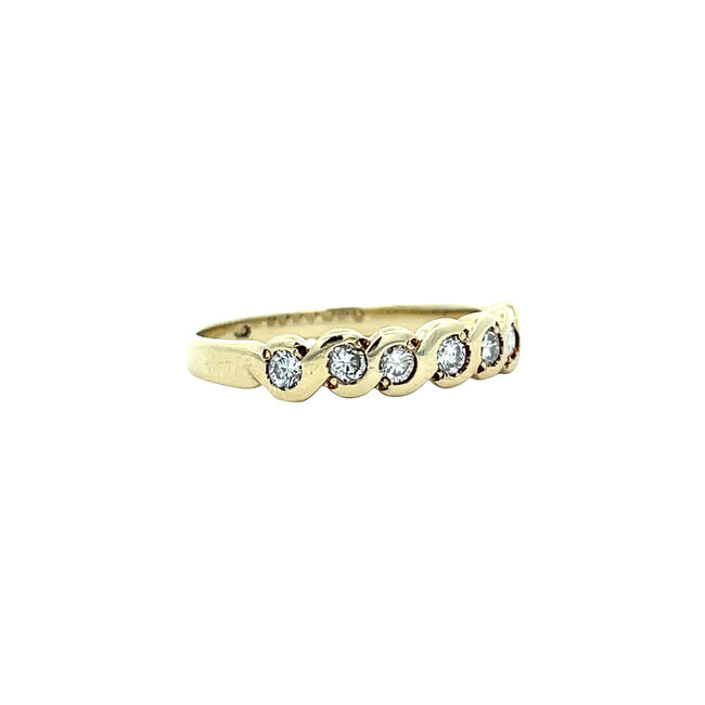 Goldener Ring mit Diamant 14 Karat