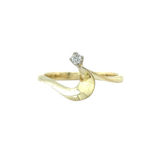 Gold ring with diamond