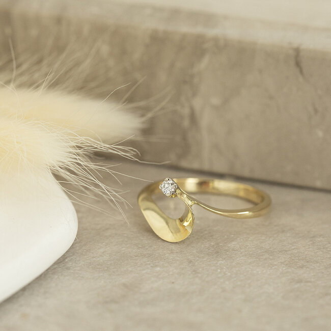 Goldener Ring mit Diamant 14 Karat