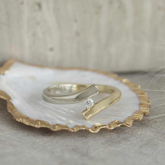 Gouden slagring met diamant 14 karaat