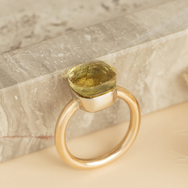 Goldener Ring mit Farbstein 14 Karat