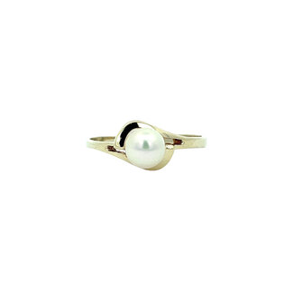 Gold ring pearl