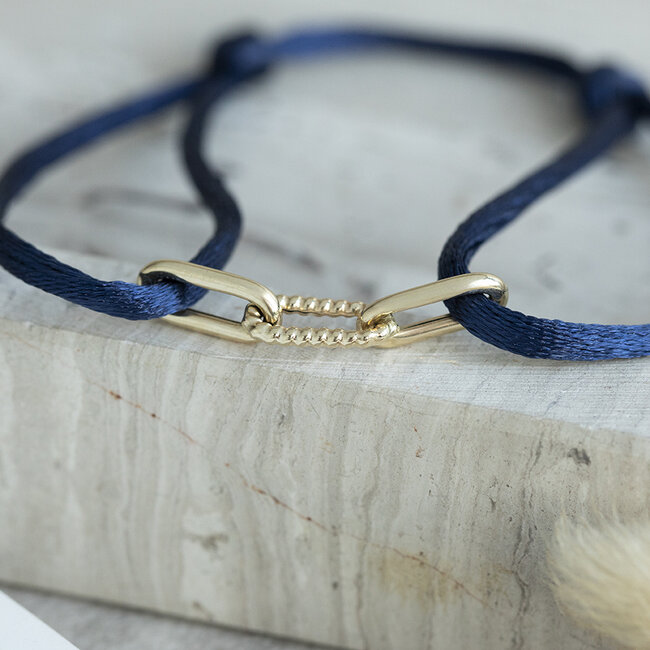 Satijnen armband met gouden schakel 14 karaat