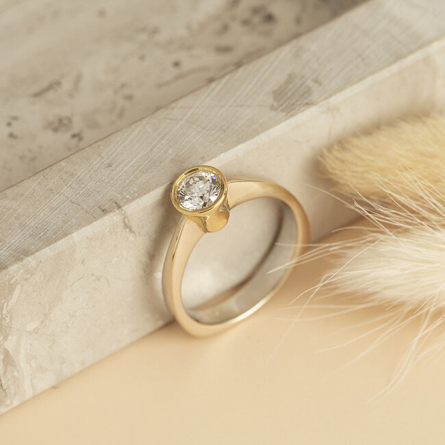 Goldener Ring mit Diamant 18 Karat
