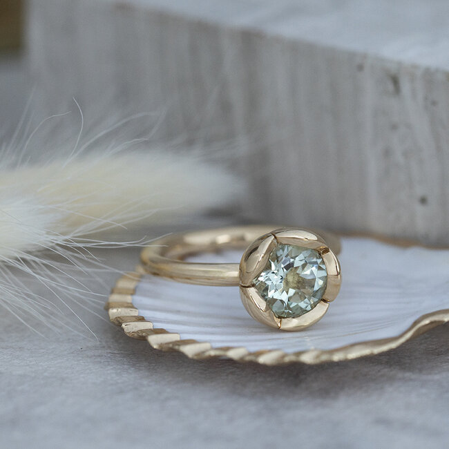Goldener Bron-Ring mit Prasiolith 18 Karat