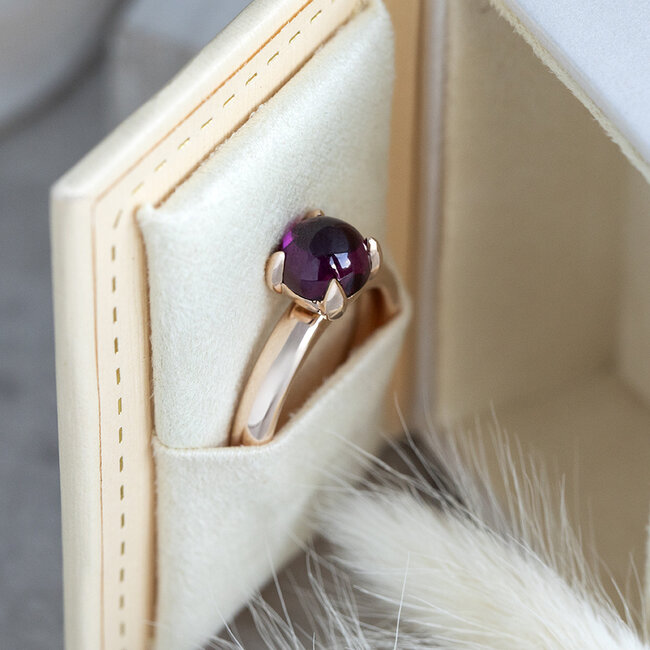 Rosegouden Bron ring met granaat 14 karaat