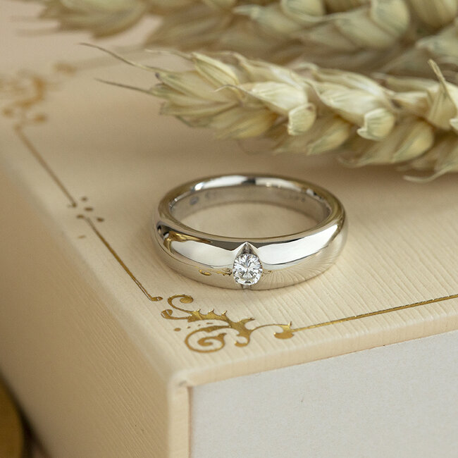 Weißgoldener Ring mit Diamant 14 Karat