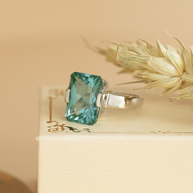 Witgouden ring met groene spinel 14 karaat