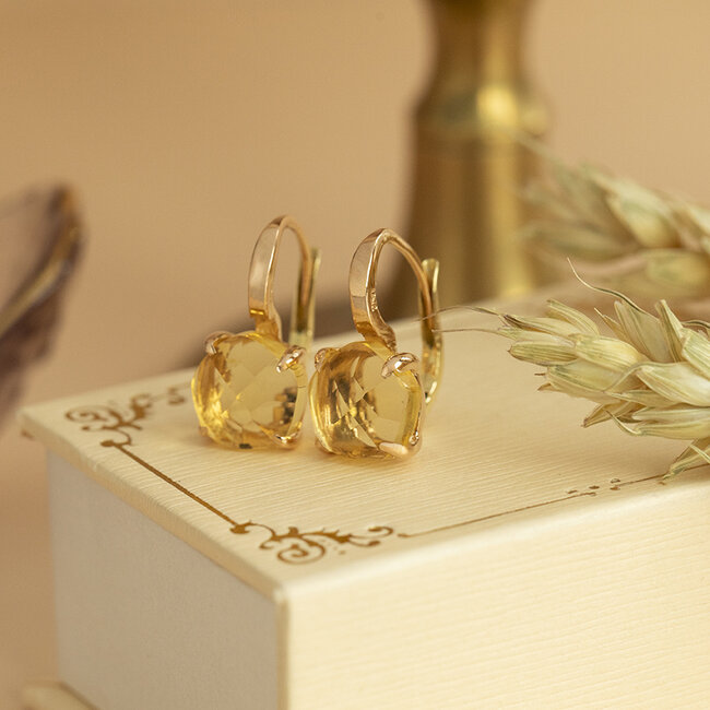 Gold ear jewelry with colored gemstone 18 karat