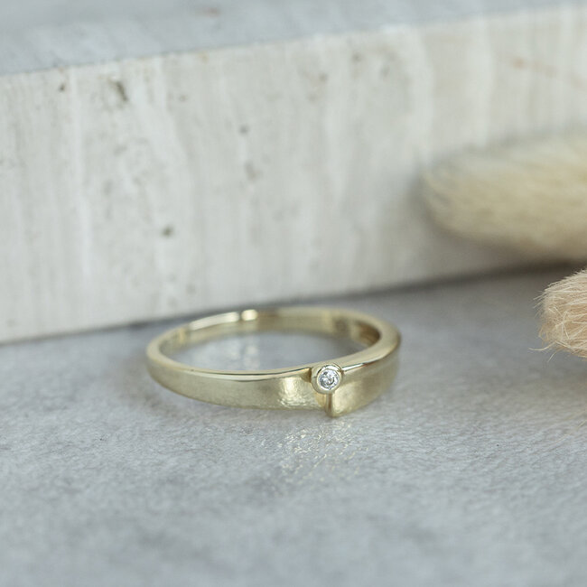 Gouden ring met diamant 14 karaat