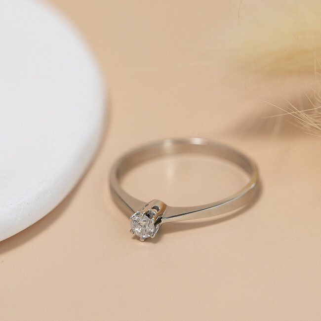 Weißgoldener Solitärring mit Diamant 14 Karat