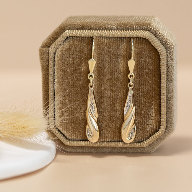 Gouden oorhangers diamant