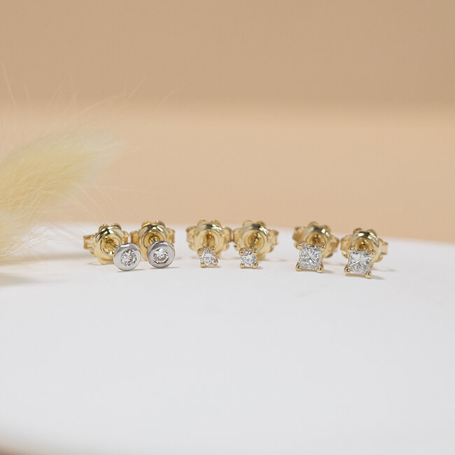 Gouden solitair oorstekers met diamant 14 karaat