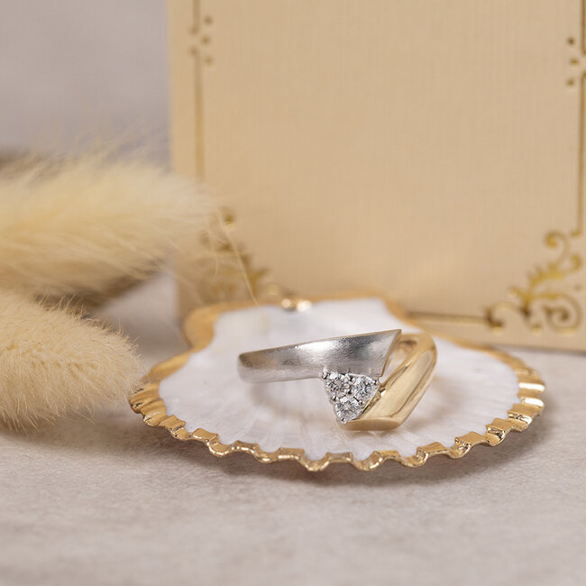 Goldener Ring mit Diamant 18 Karat