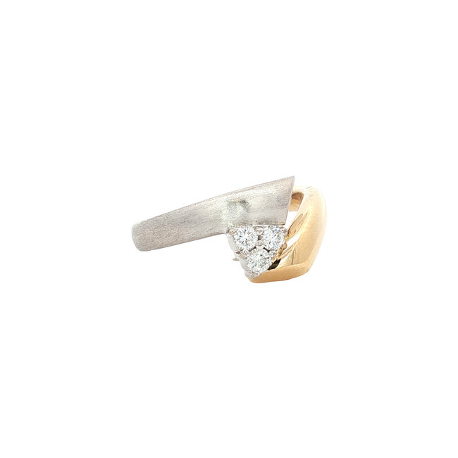 Goldener Ring mit Diamant 18 Karat