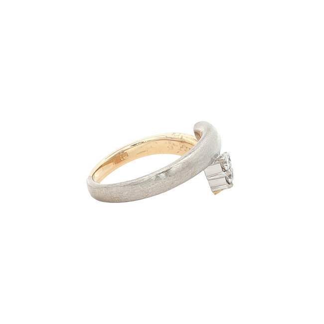 Goldener Ring mit Diamant 18 Karat