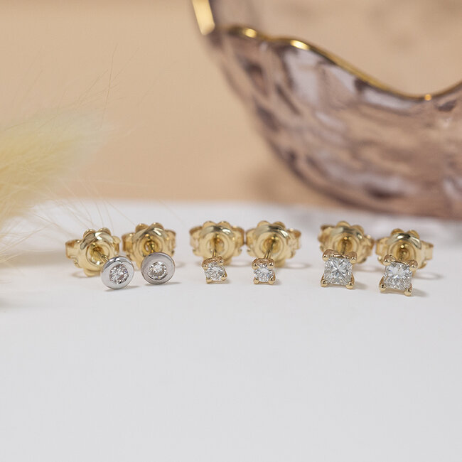 Gouden solitair oorstekers met diamant 14 karaat*nieuw