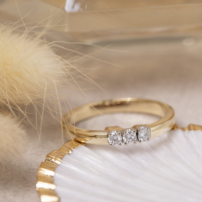 Goldener Memoirering mit Diamant 14 Karat